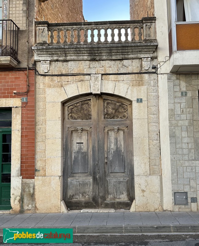 Alcanar - Casa O'Connor. Porta de la cotxera (Foto: Albert Esteves, 2023) Alcanar - Casa O'Connor. Porta de la cotxera