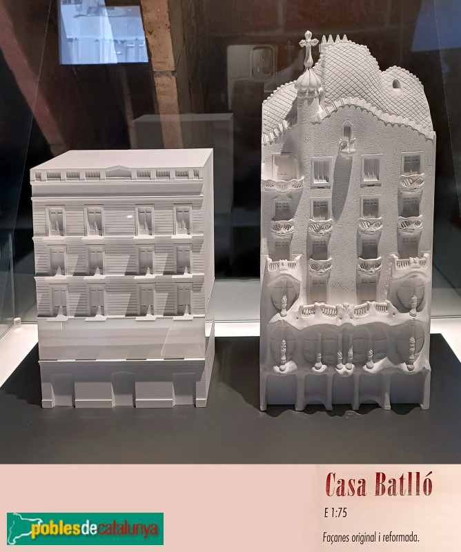 Barcelona - Casa Batlló. Maqueta de les façanes original i un cop reformada Barcelona - Casa Batlló. Maqueta de les façanes original i un cop reformada