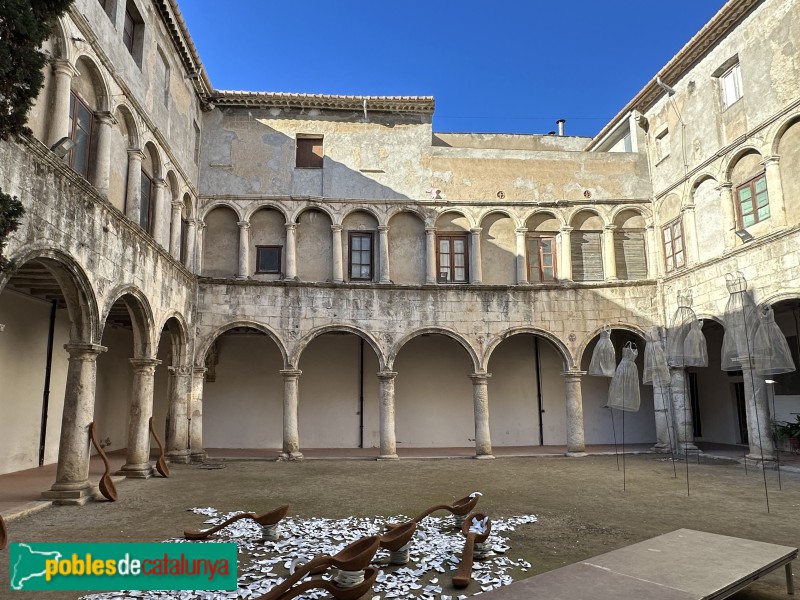 Vilafranca del Penedès - Convent dels Trinitaris. Claustre