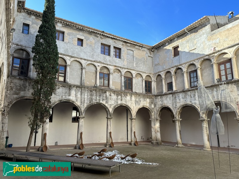 Vilafranca del Penedès - Convent dels Trinitaris. Claustre