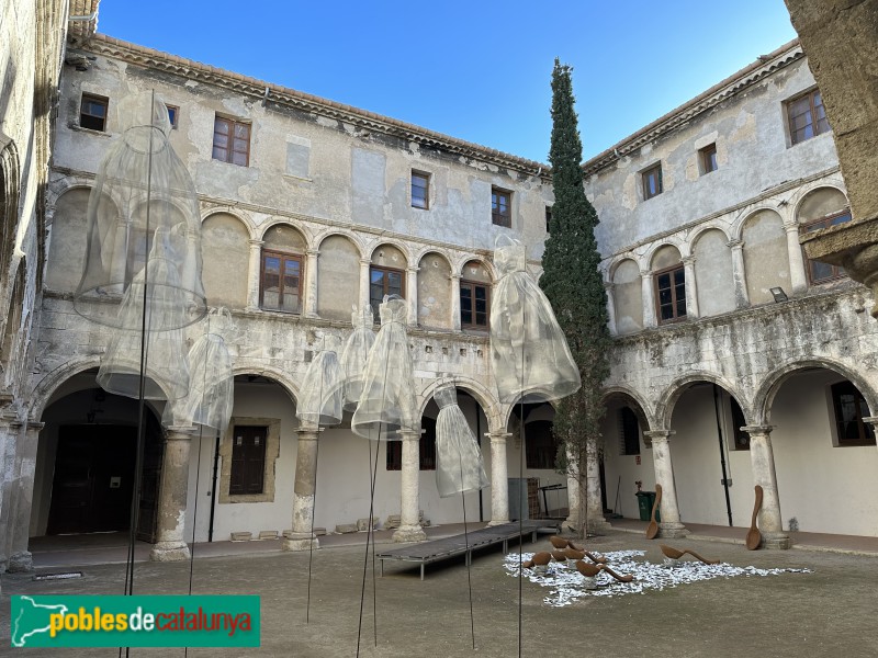 Vilafranca del Penedès - Convent dels Trinitaris. Claustre