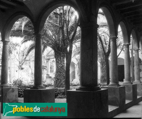 Vilafranca del Penedès - Claustre de Sant Francesc (Foto: <i>Francesc Blasi -Arxiu Fotogràfic Centre Excursionista de Catalunya-</i>, c.1920) Vilafranca del Penedès - Claustre de Sant Francesc