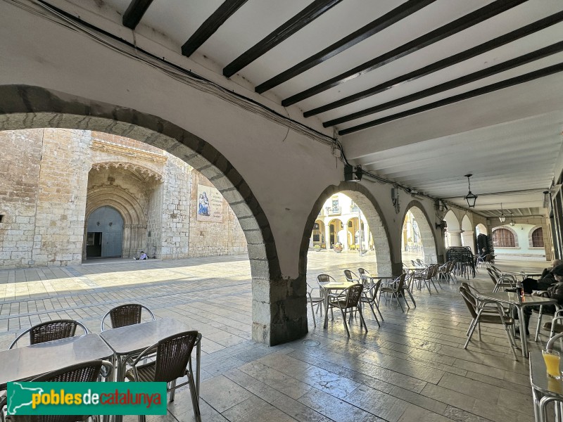 Ulldecona - Porxos de la plaça de l'Església (Foto: Albert Esteves, 2024) Ulldecona - Porxos de la plaça de l'Església