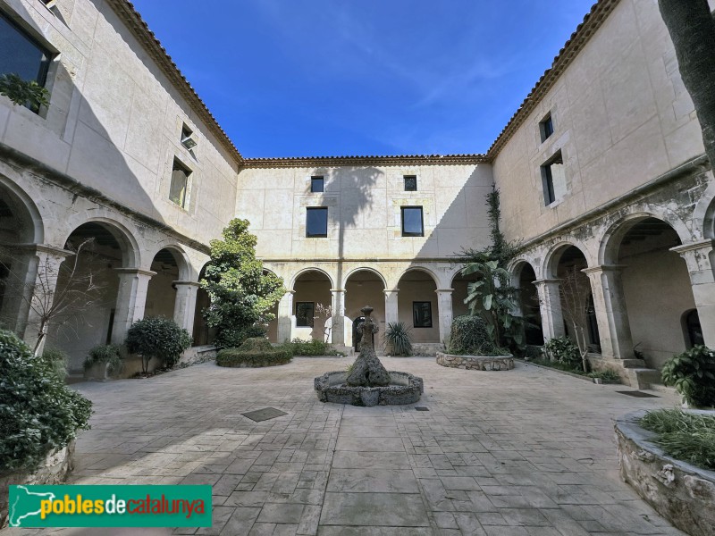 Ulldecona - Convent dels Dominics. Claustre