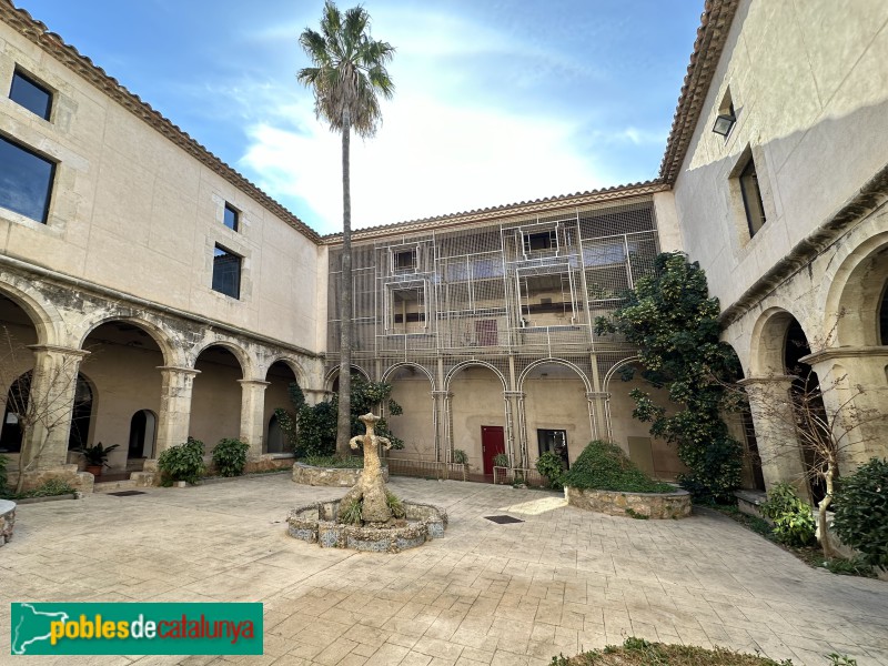 Ulldecona - Convent dels Dominics. Claustre