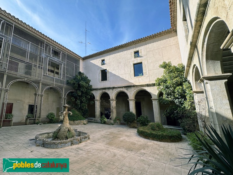 Ulldecona - Convent dels Dominics. Claustre (Foto: Albert Esteves, 2024) Ulldecona - Convent dels Dominics. Claustre