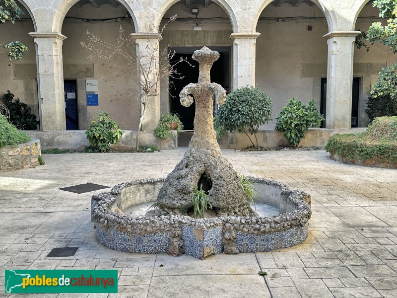 Ulldecona -Ulldecona - Convent dels Dominics. Claustre. Font del claustre