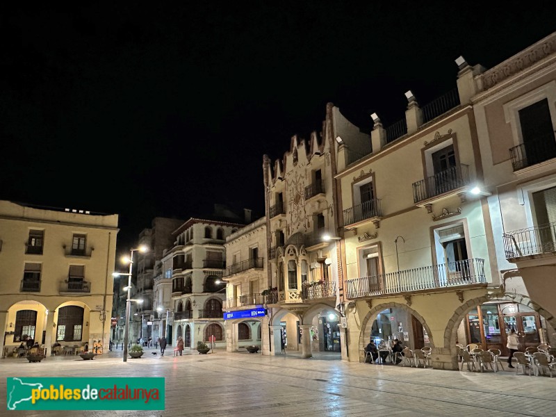 Ulldecona - Porxos de la plaça de l'Església, de nit