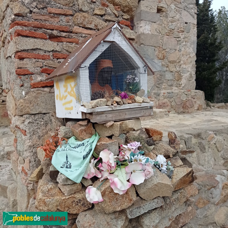 Badalona - Ermita de Sant Climent. Petit altar dedicat a la Verge de Montserrat (Foto: Joan Borràs Alsina, 2024) Badalona - Ermita de Sant Climent. Petit altar dedicat a la Verge de Montserrat