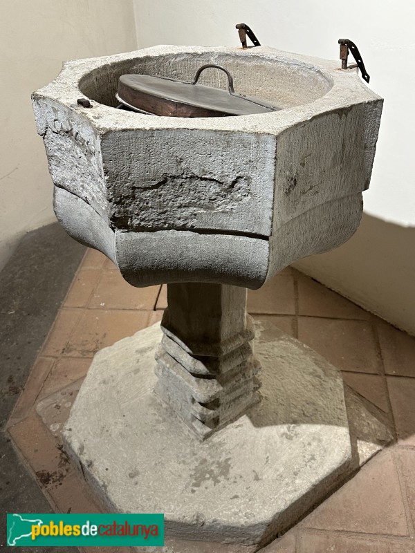 Lliçà de Vall - Església de Sant Cristòfol. Pica baptismal (Foto: Albert Esteves, 2024) Lliçà de Vall - Església de Sant Cristòfol. Pica baptismal