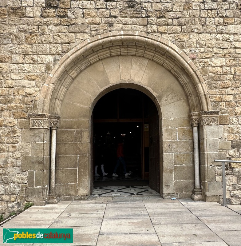 Rubí - Església de Sant Pere. Façana romànica (Foto: Albert Esteves, 2024) Rubí - Església de Sant Pere. Façana romànica