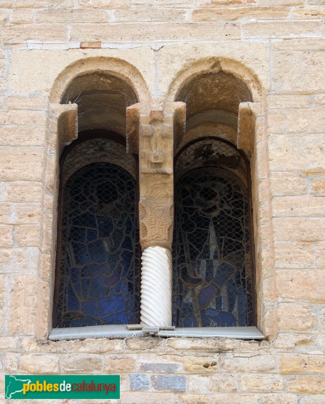 Rubí - Església de Sant Pere. Façana romànica (Foto: Albert Esteves, 2024) Rubí - Església de Sant Pere. Façana romànica