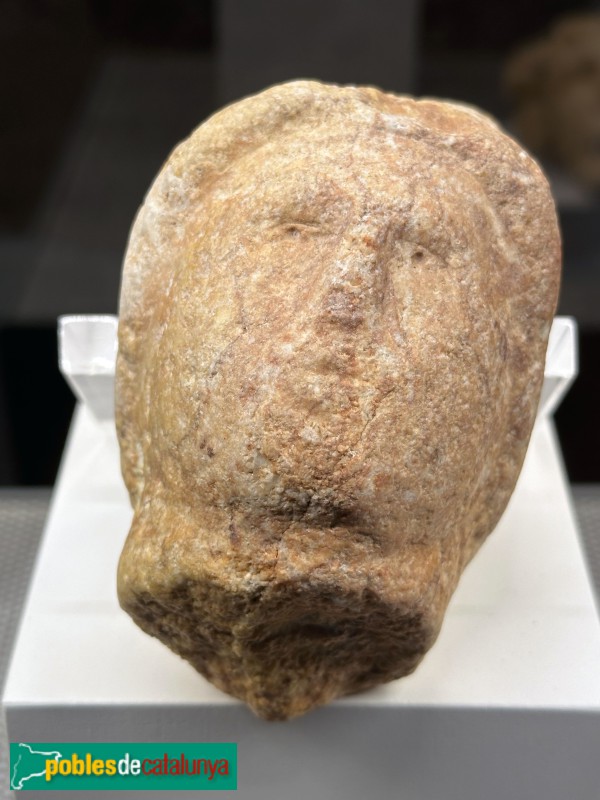 Rubí - Museu-Castell. Cap de dona, procedent de Can Fatjó (segle I - III dC) (Foto: Albert Esteves, 2024) Rubí - Museu-Castell. Cap de dona, procedent de Can Fatjó (segle I - III dC)