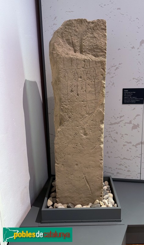 Rubí - Museu-Castell. Estela procedent de Can Fatjó (segle IV - III aC) (Foto: Albert Esteves, 2024) Rubí - Museu-Castell. Estela procedent de Can Fatjó (segle IV - III aC)