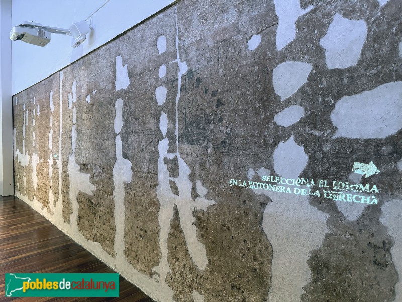 Rubí - Museu-Castell. Grafit medieval dels segles XIX-XV (Foto: Albert Esteves, 2024) Rubí - Museu-Castell. Grafit medieval dels segles XIX-XV