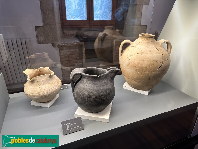 Rubí - Museu-Castell. Gerros de ceràmica medieval (3) (Foto: Albert Esteves, 2024) Rubí - Museu-Castell. Gerros de ceràmica medieval (3)