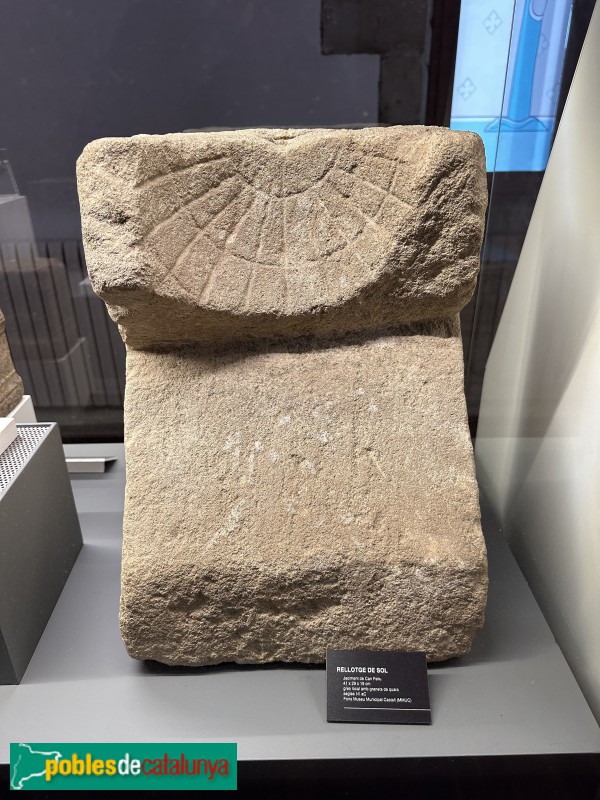 Rubí - Museu-Castell. Rellotge de sol, procedent de Can Feliu (segle I - II aC) (Foto: Albert Esteves, 2024) Rubí - Museu-Castell. Rellotge de sol, procedent de Can Feliu (segle I - II aC)