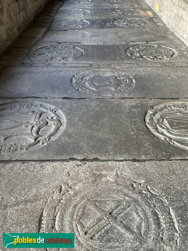 Girona - Claustre de la catedral. Làpides al terra