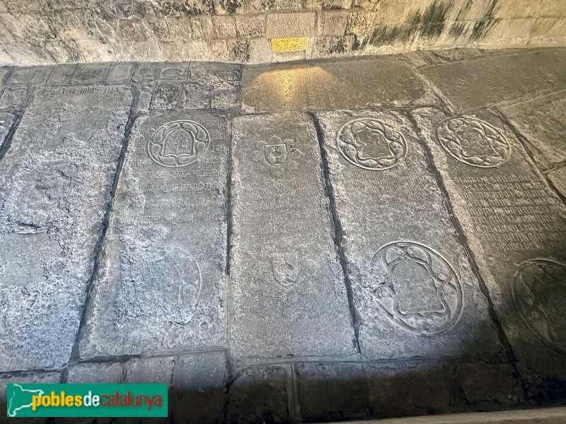 Girona - Claustre de la catedral. Làpides al terra