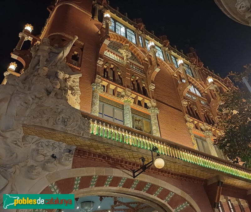 Barcelona - Palau de la Música, de nit. Façana carrer Amadeu Vives (Foto: Sergi Suárez, 2024) Barcelona - Palau de la Música, de nit. Façana carrer Amadeu Vives