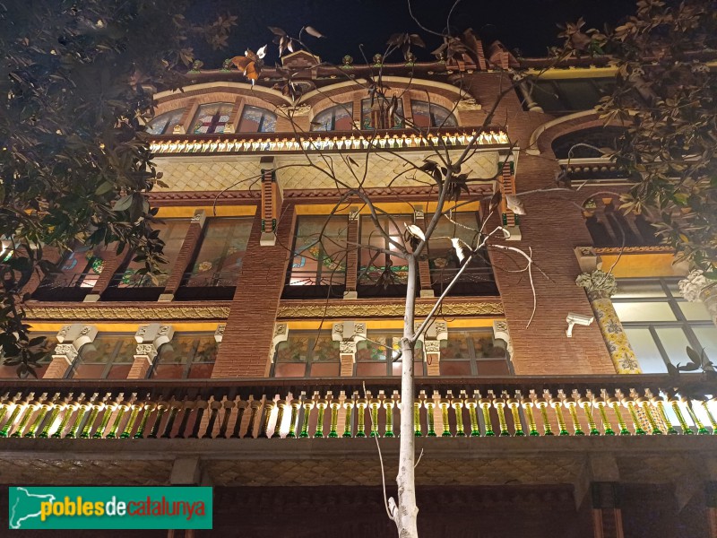 Barcelona - Palau de la Música, de nit. Façana carrer Amadeu Vives