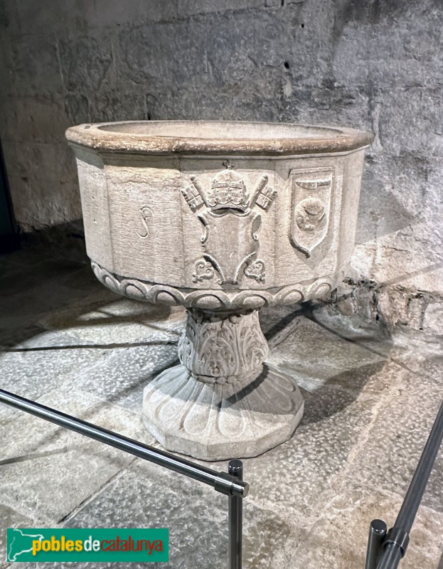 Girona - Sant Pere de Galligants. Pica baptismal