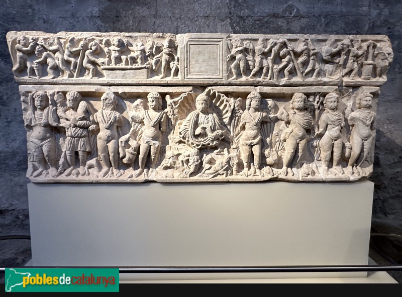 Girona - Museu Arqueològic. Sarcòfag de les Estacions, segle IV, procedent de l'Escala (Foto: Albert Esteves, 2024) Girona - Museu Arqueològic. Sarcòfag de les Estacions, segle IV, procedent de l'Escala