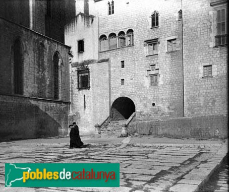 Girona - Palau Episcopal (Foto: <i>Carles Fargas -Arxiu Fotogràfic Centre Excursionista de Catalunya-</i>, 1920-36) Girona - Palau Episcopal