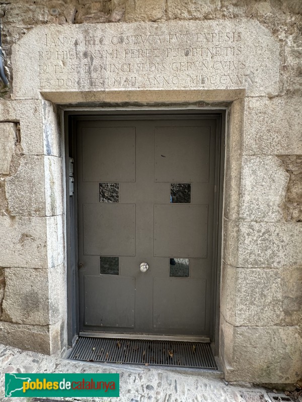 Girona - Carrer dels Alemanys. Llinda de Jeroni Pérez (Foto: Albert Esteves, 2024) Girona - Carrer dels Alemanys. Llinda de Jeroni Pérez