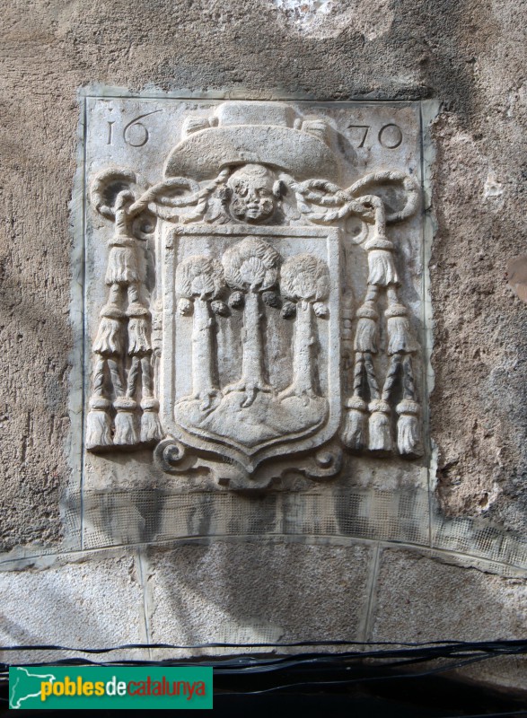 Girona - Palau Episcopal. Escut del bisbe Francesc Dou (1670), a la façana sud (Foto: Albert Esteves, 2024) Girona - Palau Episcopal. Escut del bisbe Francesc Dou (1670), a la façana sud