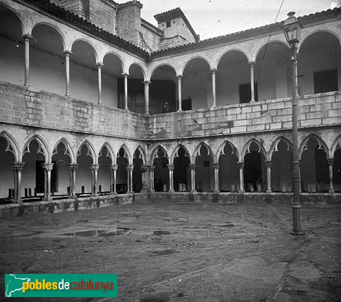 Girona - Convent de Sant Domènec. Claustre (Foto: <i>Josep Salvany -Fons Salvany. Biblioteca de Catalunya-</i>, 1922) Girona - Convent de Sant Domènec. Claustre