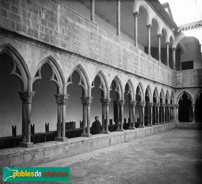 Girona - Convent de Sant Domènec. Claustre (Foto: <i>Josep Salvany -Fons Salvany. Biblioteca de Catalunya-</i>, 1922) Girona - Convent de Sant Domènec. Claustre