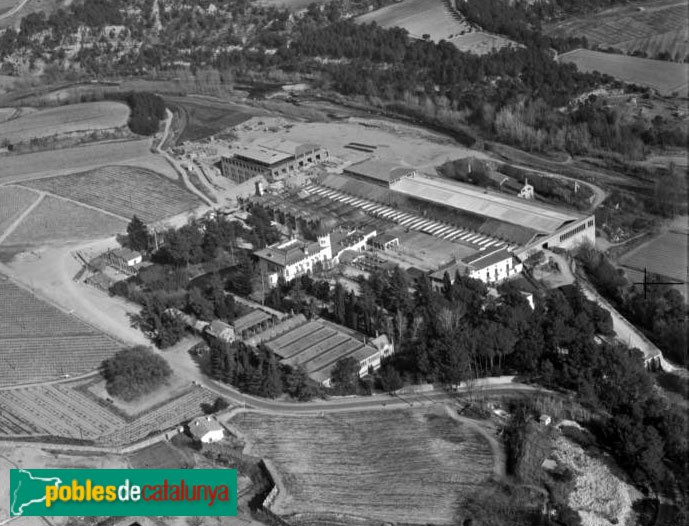 Sant Sadurní d'Anoia - Caves Codorníu des de l'aire (Foto: <i>Fons SACE, Institut Cartogràfic i Geològic de Catalunya</i>, 1967) Sant Sadurní d'Anoia - Caves Codorníu des de l'aire