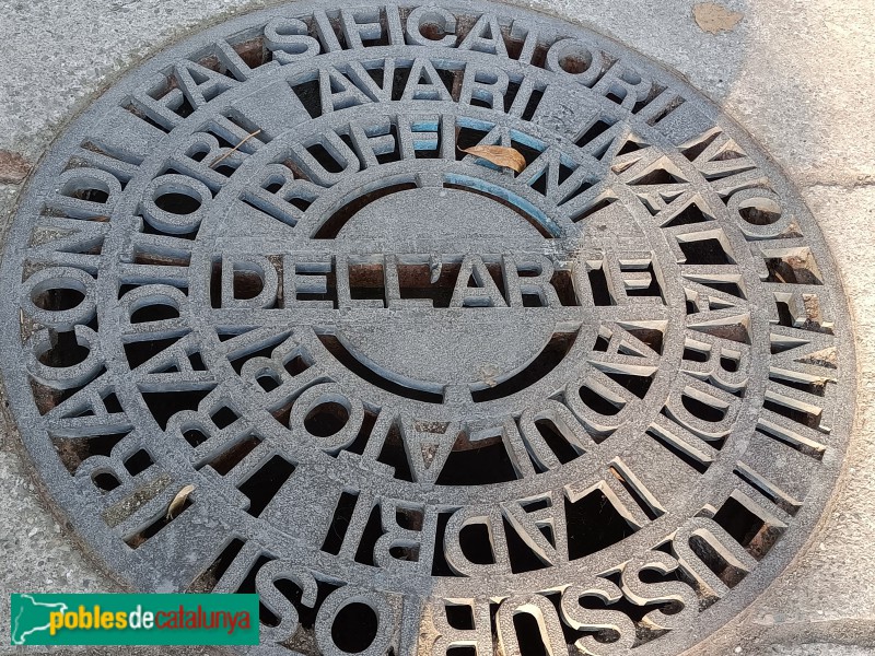 Barcelona - Fundació Miró. Tapa de claveguera amb text de la Divina Comèdia (Plensa) (Foto: Anna Corcoll, 2023) Barcelona - Fundació Miró. Tapa de claveguera amb text de la Divina Comèdia (Plensa)