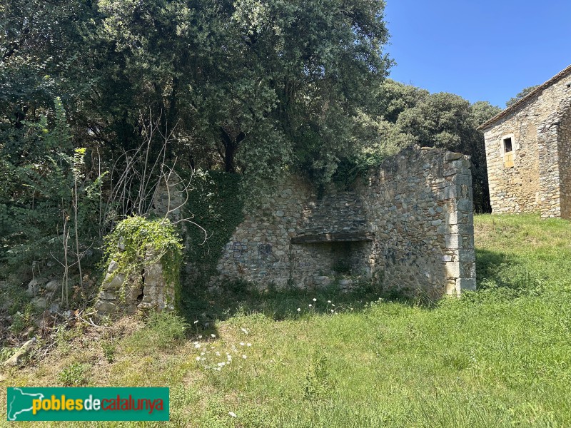 Bescanó - Torre Ferrana. Ruïnes al costat del mas (Foto: Albert Esteves, 2024) Bescanó - Torre Ferrana. Ruïnes al costat del mas