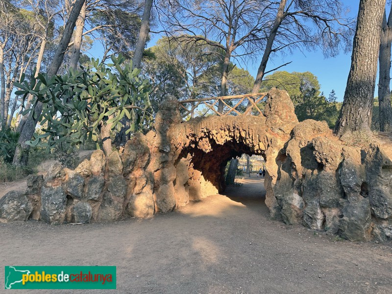Cambrils - Parc Samà. Pont de rocalla (Foto: Albert Esteves, 2024) Cambrils - Parc Samà. Pont de rocalla