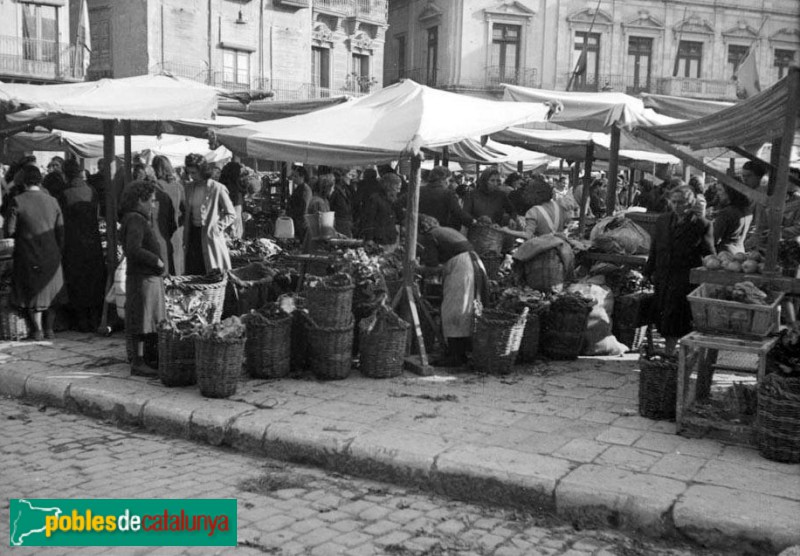 Reus - Plaça del Mercadal (Foto: <i>Antoni Maymó -Arxiu Fotogràfic Centre Excursionista de Catalunya-</i>, mitjan segle XX) Reus - Plaça del Mercadal