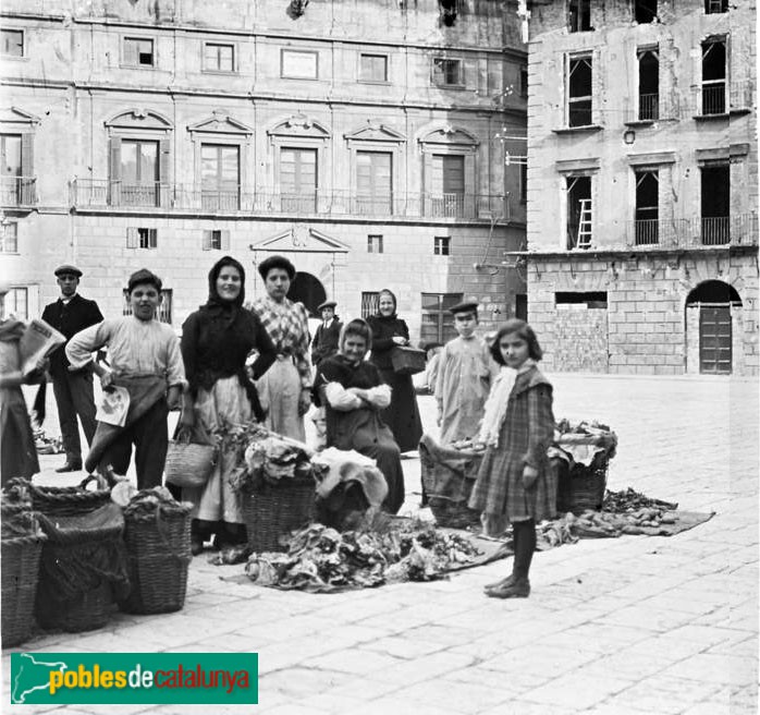 Reus - Plaça del Mercadal (Foto: <i>Josep Salvany -Fons Salvany. Biblioteca de Catalunya-</i>, 1911) Reus - Plaça del Mercadal