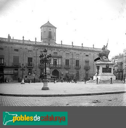 Reus - Plaça del General Prim, amb el desaparegut palau Miró (Foto: <i>Carles Fargas -Arxiu Fotogràfic Centre Excursionista de Catalunya-</i>, c1920) Reus - Plaça del General Prim, amb el desaparegut palau Miró