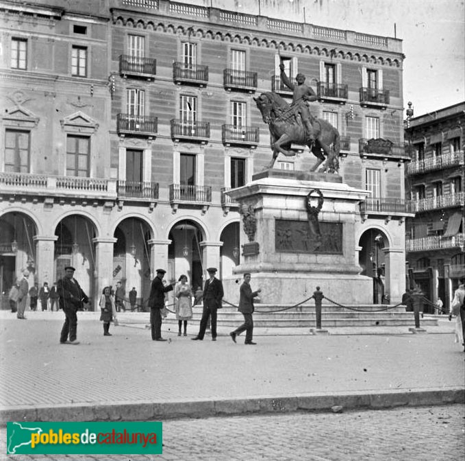 Reus - Plaça del General Prim (Foto: <i>Josep Salvany, Fons Salvany-Biblioteca de Catalunya</i>, 1911) Reus - Plaça del General Prim