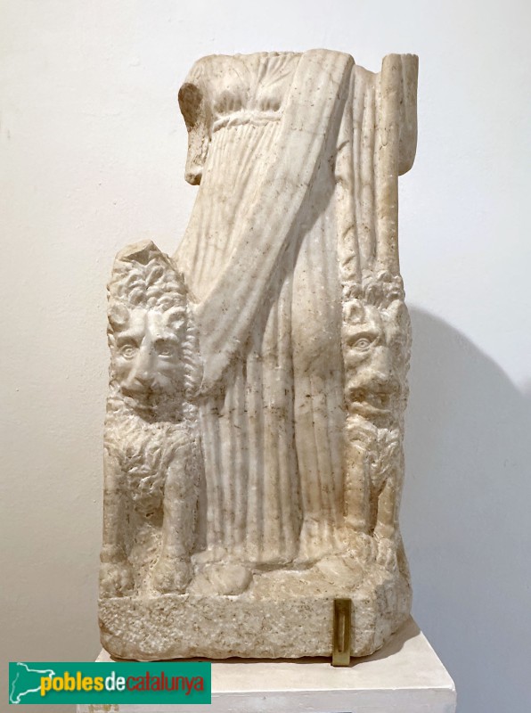 Reus - Museu Vilaseca. Cíbele (segle II dC), procedent de la vil·la romana dels Antigons (Foto: Albert Esteves, 2024) Reus - Museu Vilaseca. Cíbele (segle II dC), procedent de la vil·la romana dels Antigons