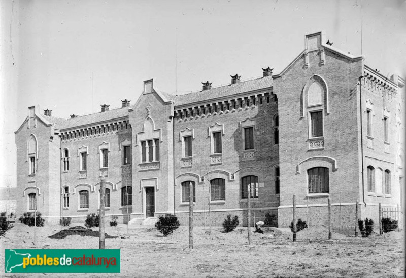 Reus - Institut Pere Mata. Pavellons de Tercera Classe (Foto: <i>Anònima -Arxiu Fotogràfic Centre Excursionista de Catalunya-</i>, ant. 1929) Reus - Institut Pere Mata. Pavellons de Tercera Classe