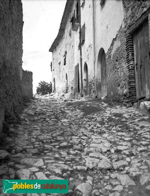 Un carrer de Castellvell del Camp (Foto: <i>Antoni Maymó -Arxiu Fotogràfic Centre Excursionista de Catalunya-</i>, 1945-65) Un carrer de Castellvell del Camp