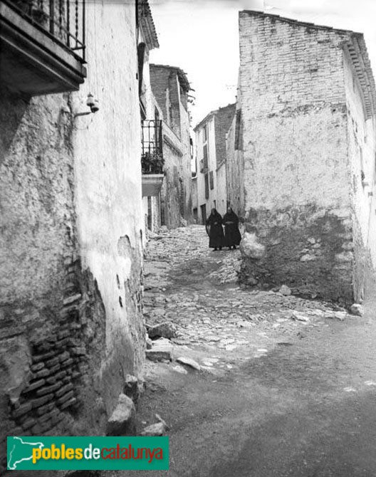 Un carrer de Castellvell del Camp (Foto: <i>Antoni Maymó -Arxiu Fotogràfic Centre Excursionista de Catalunya-</i>, 1945-65) Un carrer de Castellvell del Camp