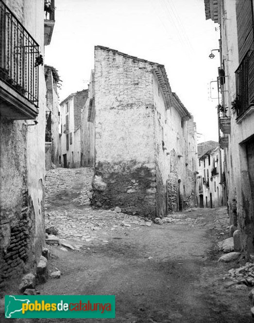 Un carrer de Castellvell del Camp (Foto: <i>Antoni Maymó -Arxiu Fotogràfic Centre Excursionista de Catalunya-</i>, 1945-65) Un carrer de Castellvell del Camp