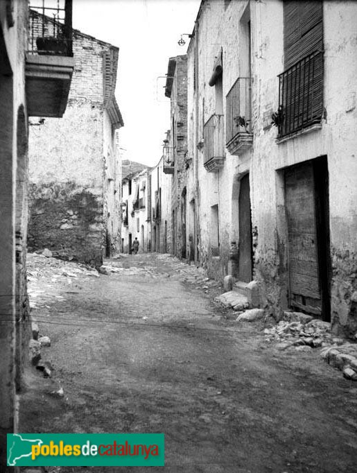 Un carrer de Castellvell del Camp (Foto: <i>Antoni Maymó -Arxiu Fotogràfic Centre Excursionista de Catalunya-</i>, 1945-65) Un carrer de Castellvell del Camp