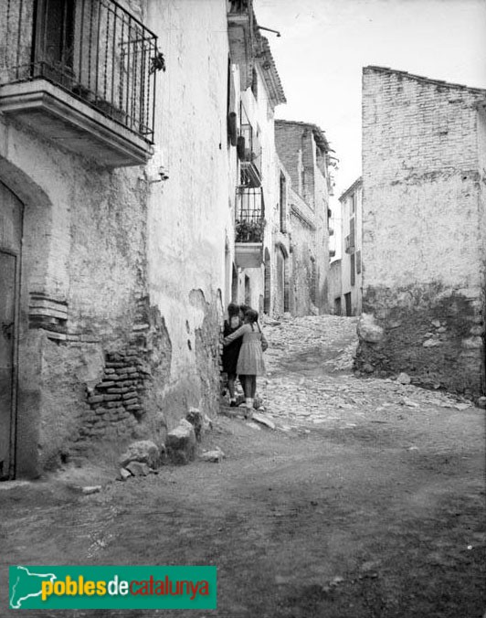 Un carrer de Castellvell del Camp (Foto: <i>Antoni Maymó -Arxiu Fotogràfic Centre Excursionista de Catalunya-</i>, 1945-65) Un carrer de Castellvell del Camp