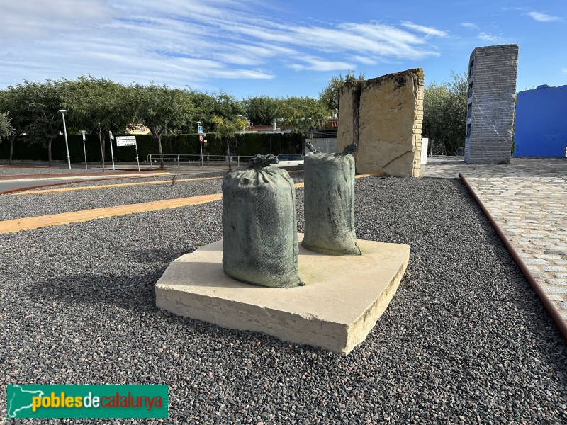 Castellvell del Camp - Escultura <i>Nus de pedra</i> (Foto: Albert Esteves, 2024) Castellvell del Camp - Escultura <i>Nus de pedra</i>