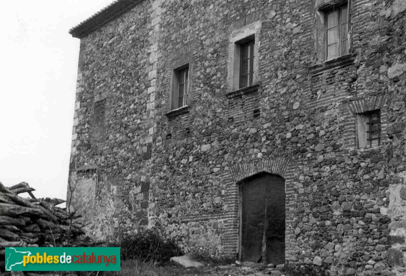 Maspujols - Cal Pujol. Façana posterior (Foto: <i>Manuel Jaume Massó -calaix.gencat.cat-</i>, 1982) Maspujols - Cal Pujol. Façana posterior