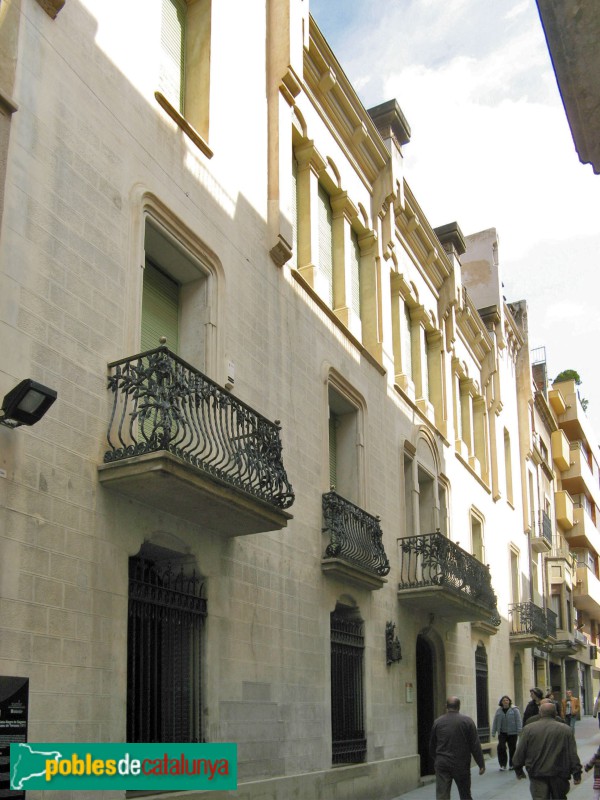 Terrassa - Casa Alegre de Sagrera, façana del carrer de la Font Vella (Foto: Albert Esteves, 2010) Terrassa - Casa Alegre de Sagrera, façana del carrer de la Font Vella